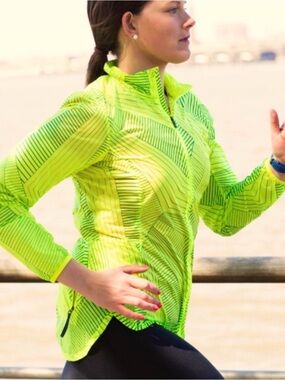 Brooks Run Happy Jacket Size Medium Waterproof
